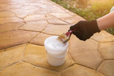 choisir et appliquer efficacement une peinture pour dalle de terrasse